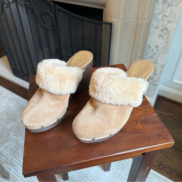 Vince Camuto Tan Shearling Clog Wedges - Picture 2 of 4